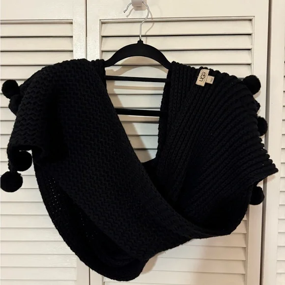 UGG Black Long scarf (83% cotton/17% cashmere) with Pom Poms - Picture 2 of 5
